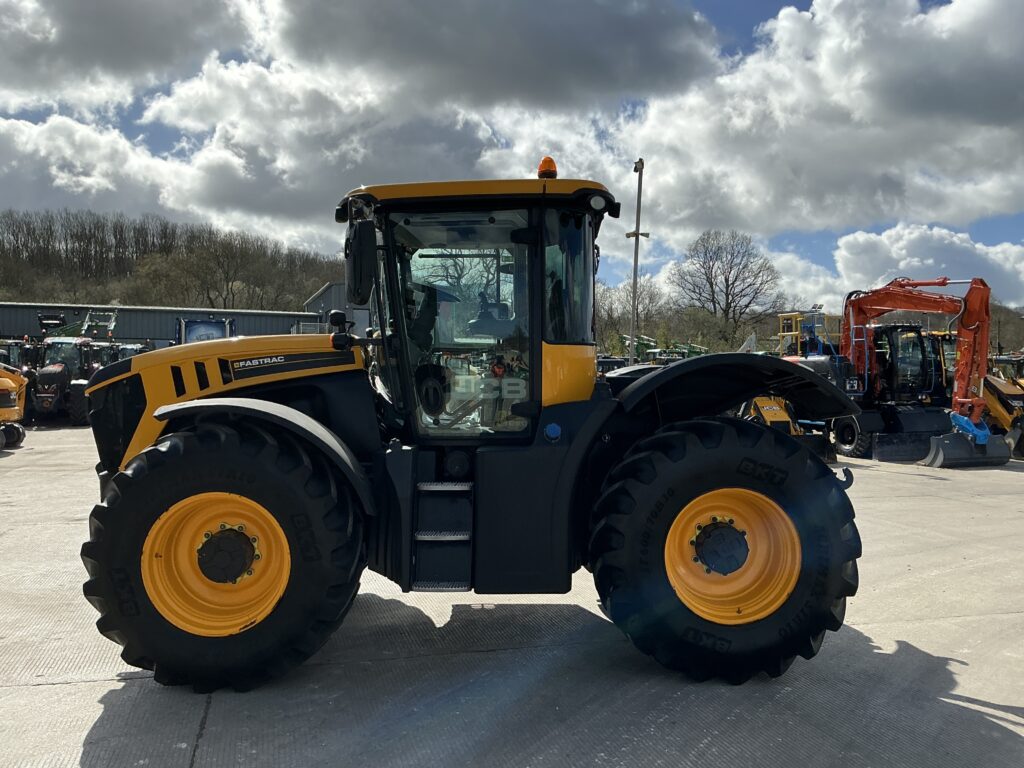 JCB 4220 Fastrac Tractor (ST26026)