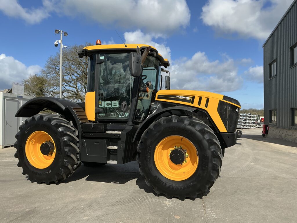 JCB 4220 Fastrac Tractor (ST26026)
