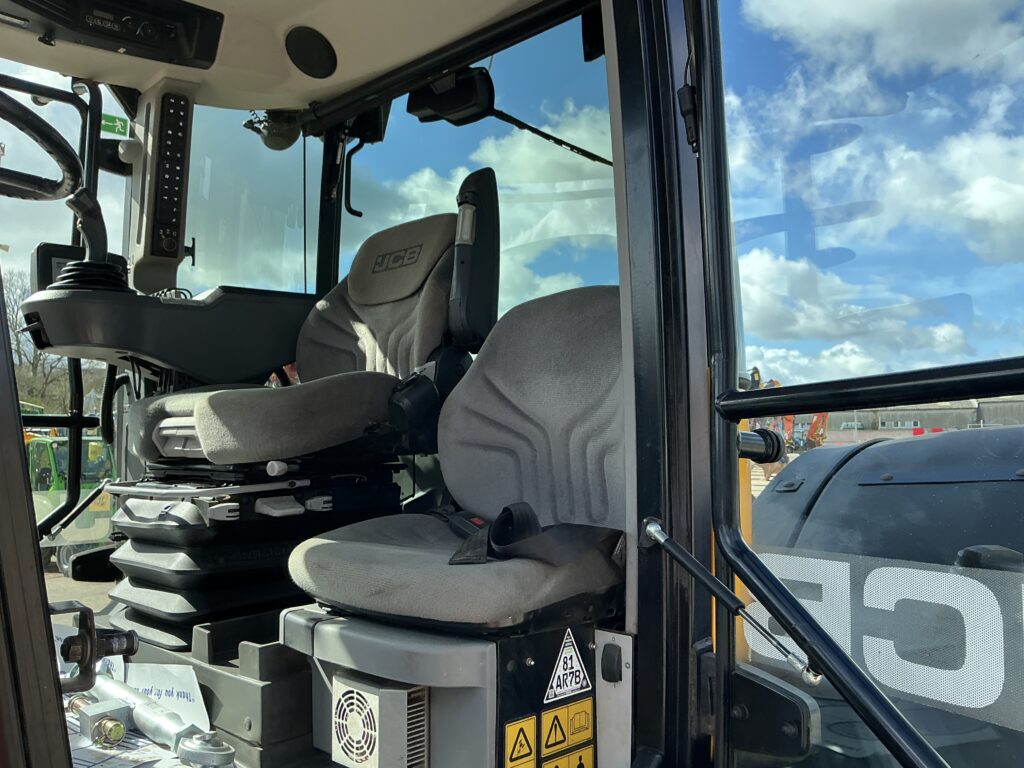 JCB 4220 Fastrac Tractor (ST26026)