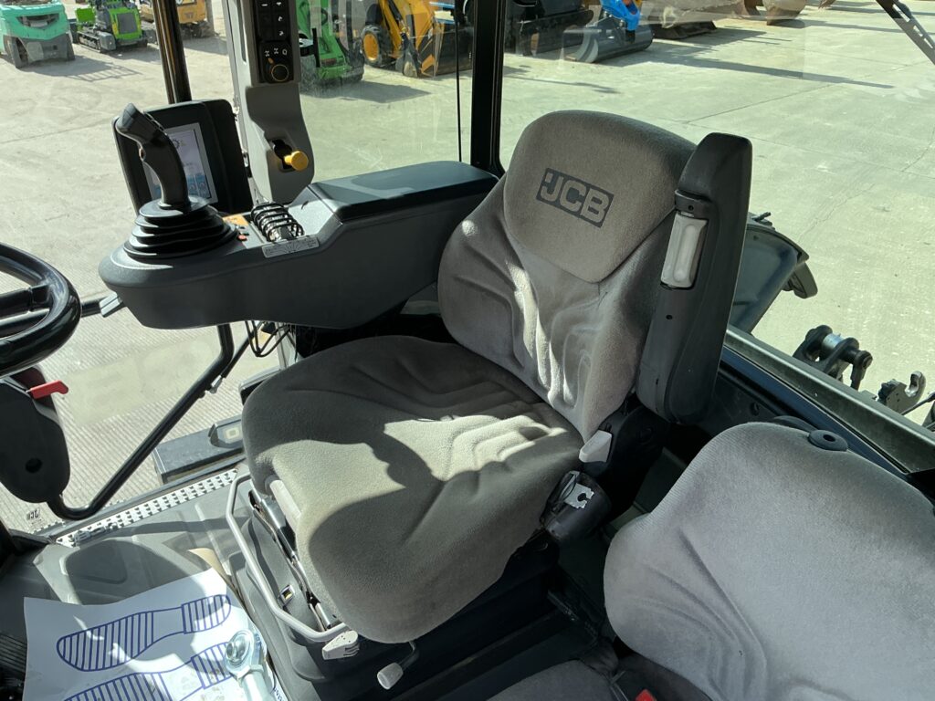 JCB 4220 Fastrac Tractor (ST26026)