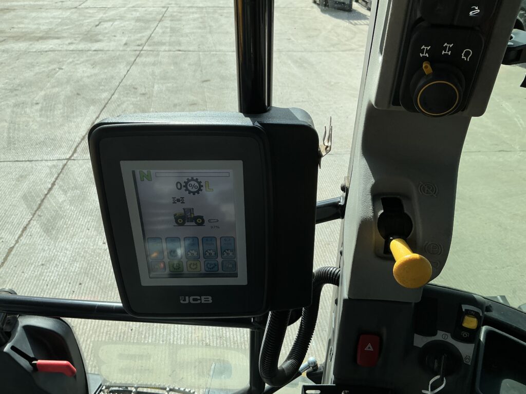 JCB 4220 Fastrac Tractor (ST26026)