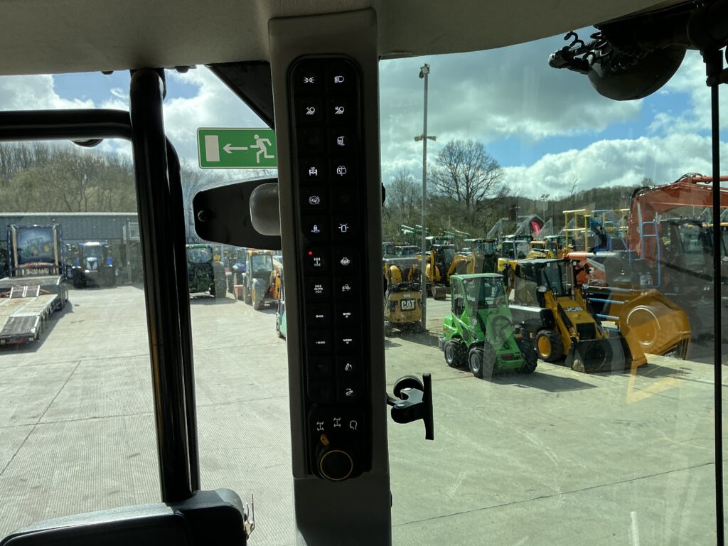 JCB 4220 Fastrac Tractor (ST26026)