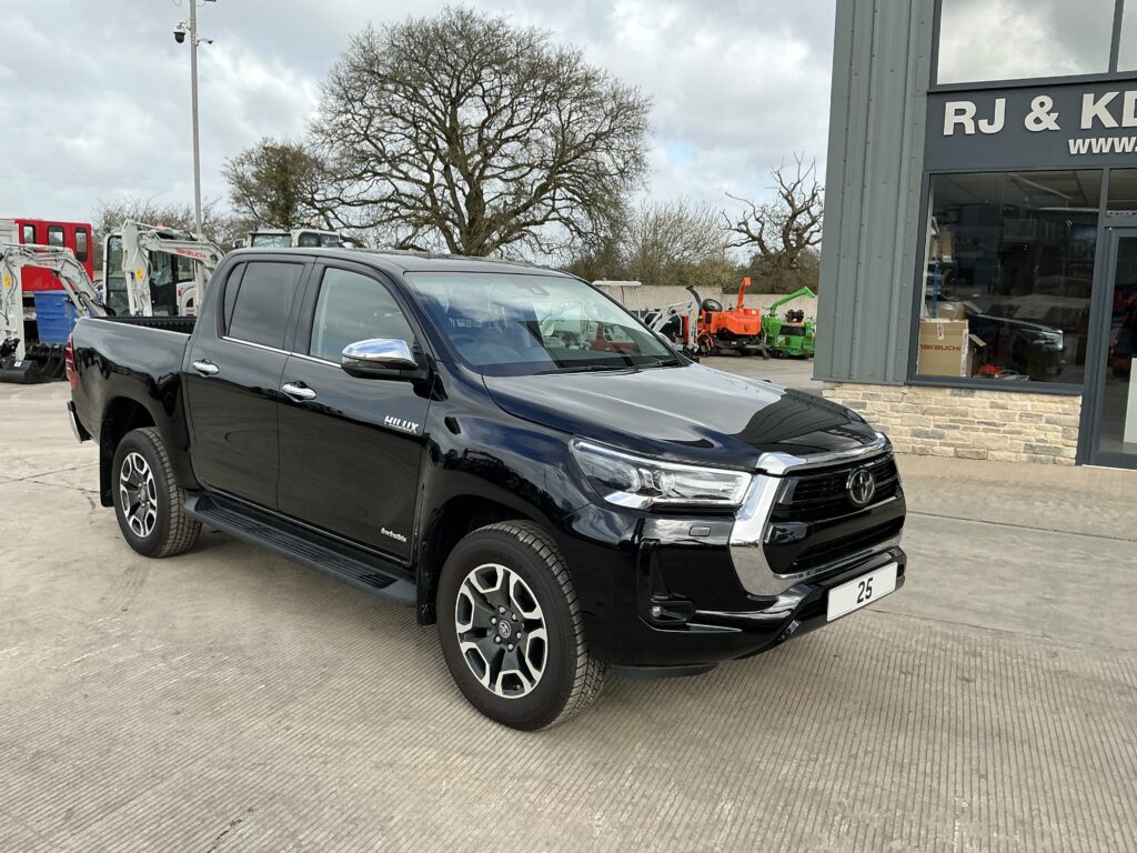 Toyota Hilux Invincible Double Cab Pickup (ST24353)