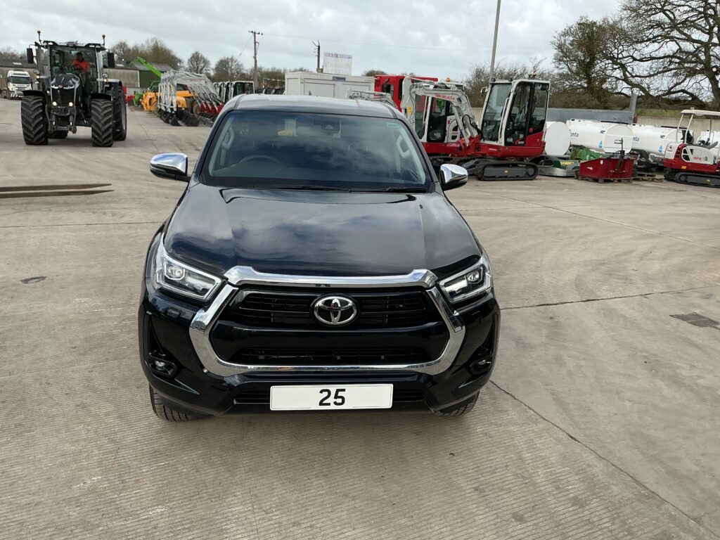 Toyota Hilux Invincible Double Cab Pickup (ST24353)