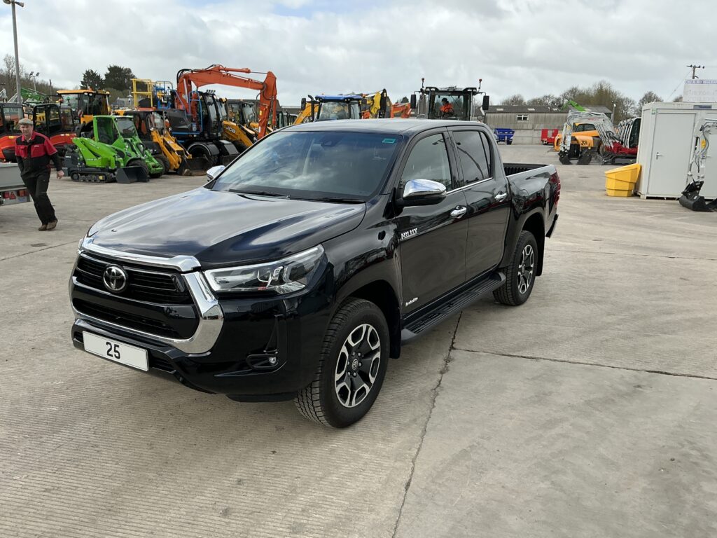 Toyota Hilux Invincible Double Cab Pickup (ST24353)