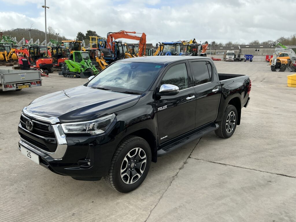 Toyota Hilux Invincible Double Cab Pickup (ST24353)