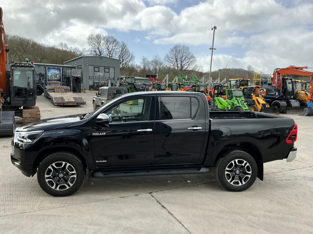 Toyota Hilux Invincible Double Cab Pickup (ST24353)