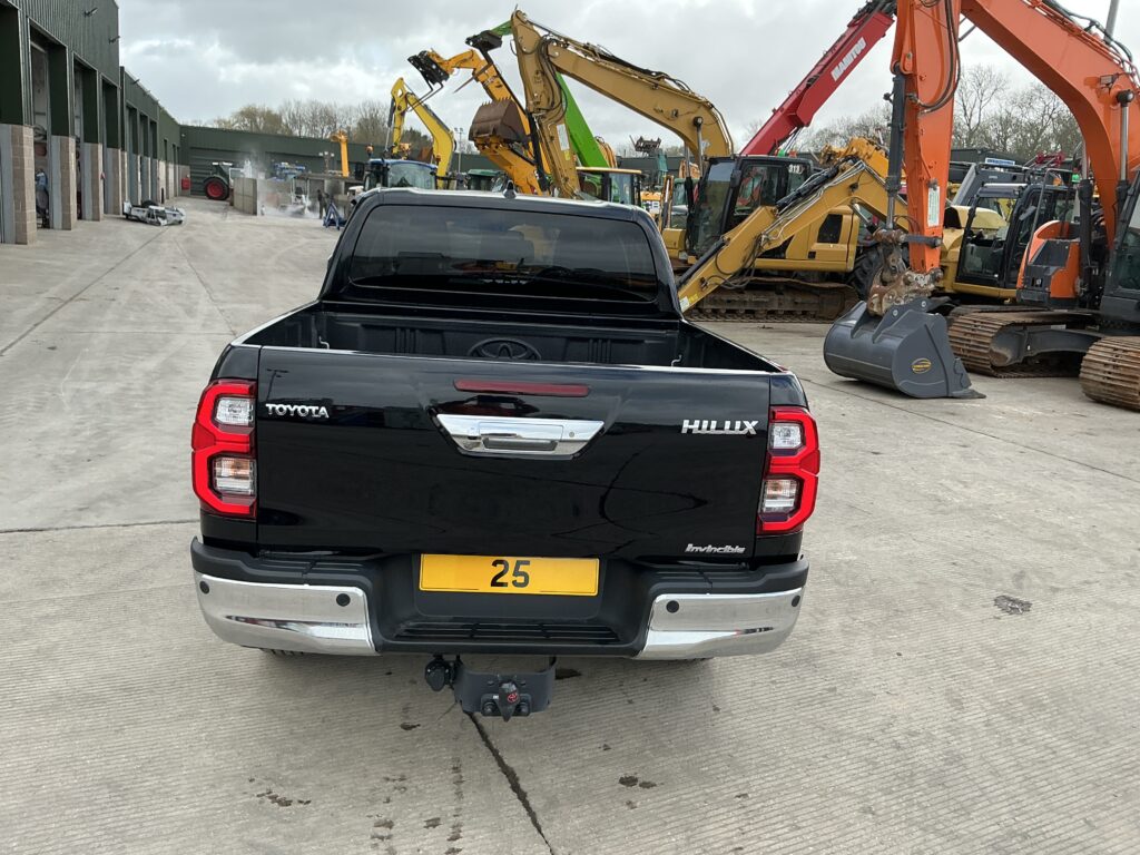 Toyota Hilux Invincible Double Cab Pickup (ST24353)