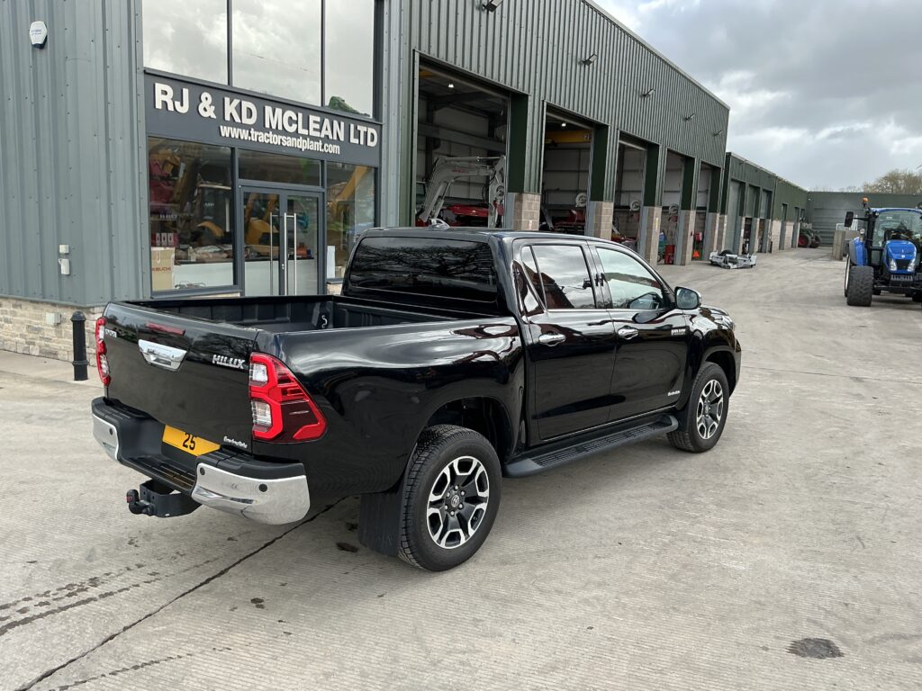Toyota Hilux Invincible Double Cab Pickup (ST24353)