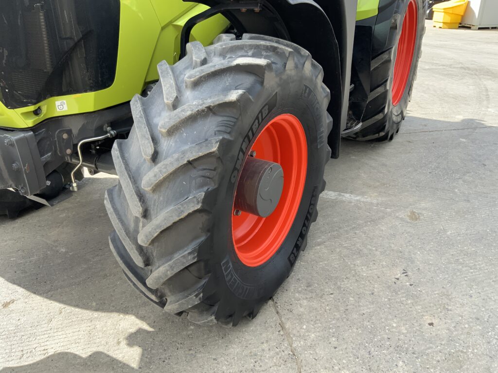 Claas 650 Arion Tractor (ST26239)