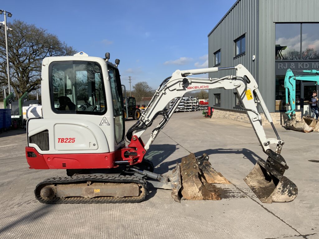 Takeuchi TB225 Cabbed Digger (ST25937)