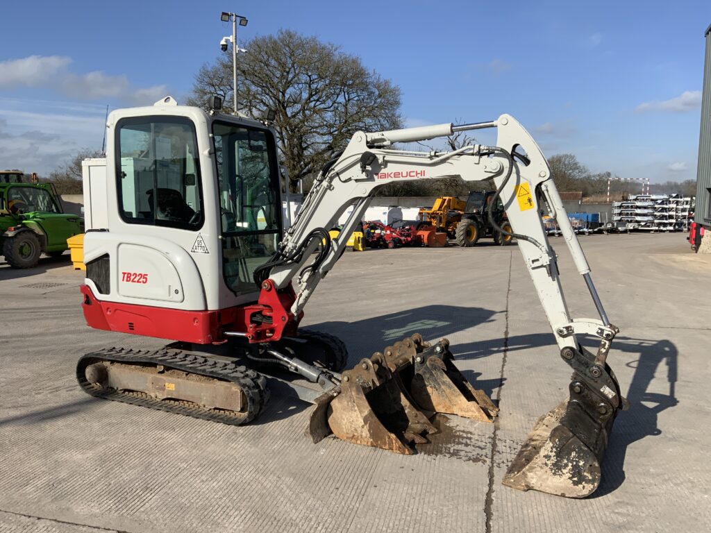 Takeuchi TB225 Cabbed Digger (ST25937)
