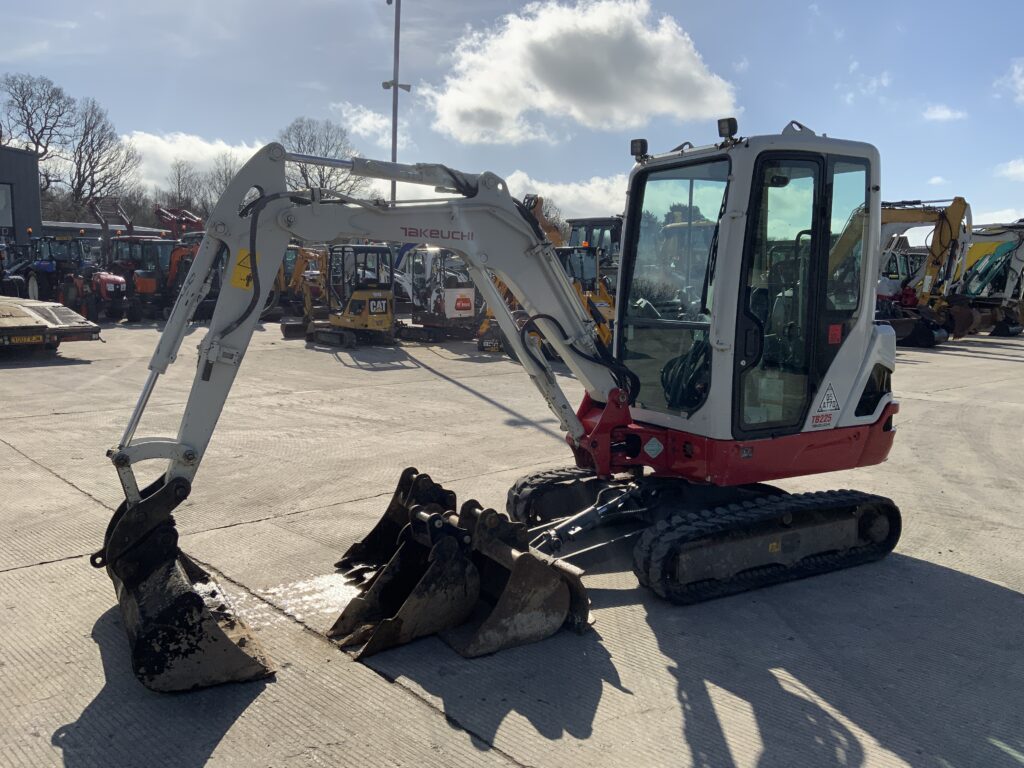 Takeuchi TB225 Cabbed Digger (ST25937)