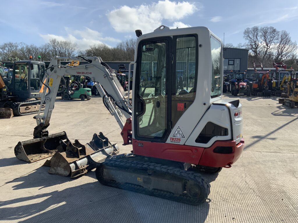 Takeuchi TB225 Cabbed Digger (ST25937)