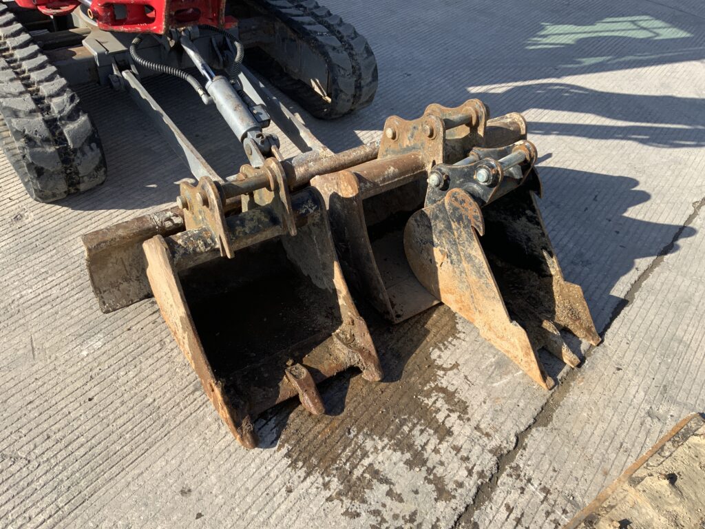 Takeuchi TB225 Cabbed Digger (ST25937)