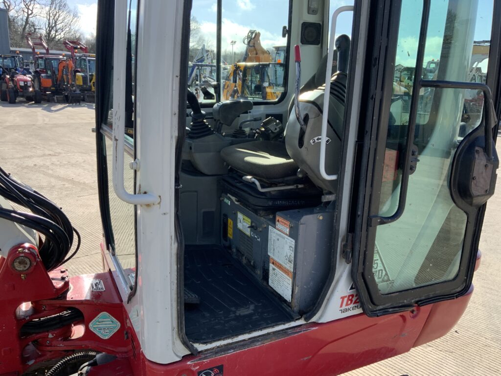 Takeuchi TB225 Cabbed Digger (ST25937)