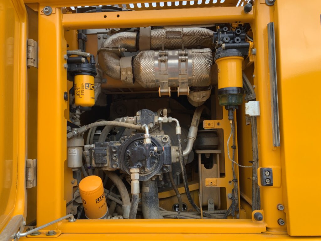 JCB 220X LC Digger (ST26183)