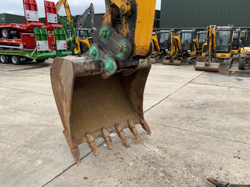 JCB 220X LC Digger (ST26183)