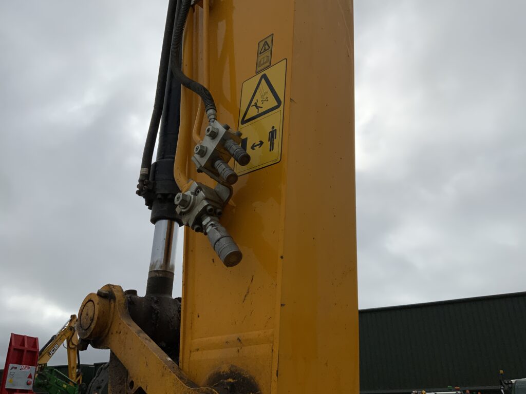 JCB 220X LC Digger (ST26183)