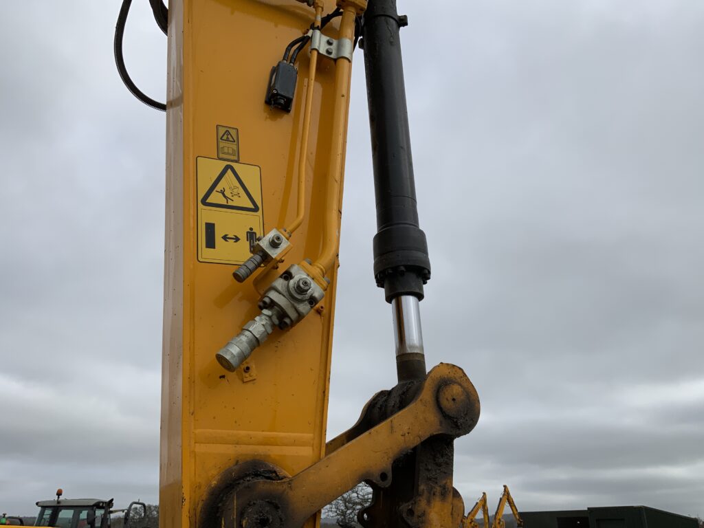 JCB 220X LC Digger (ST26183)