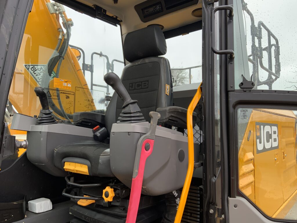 JCB 220X LC Digger (ST26183)