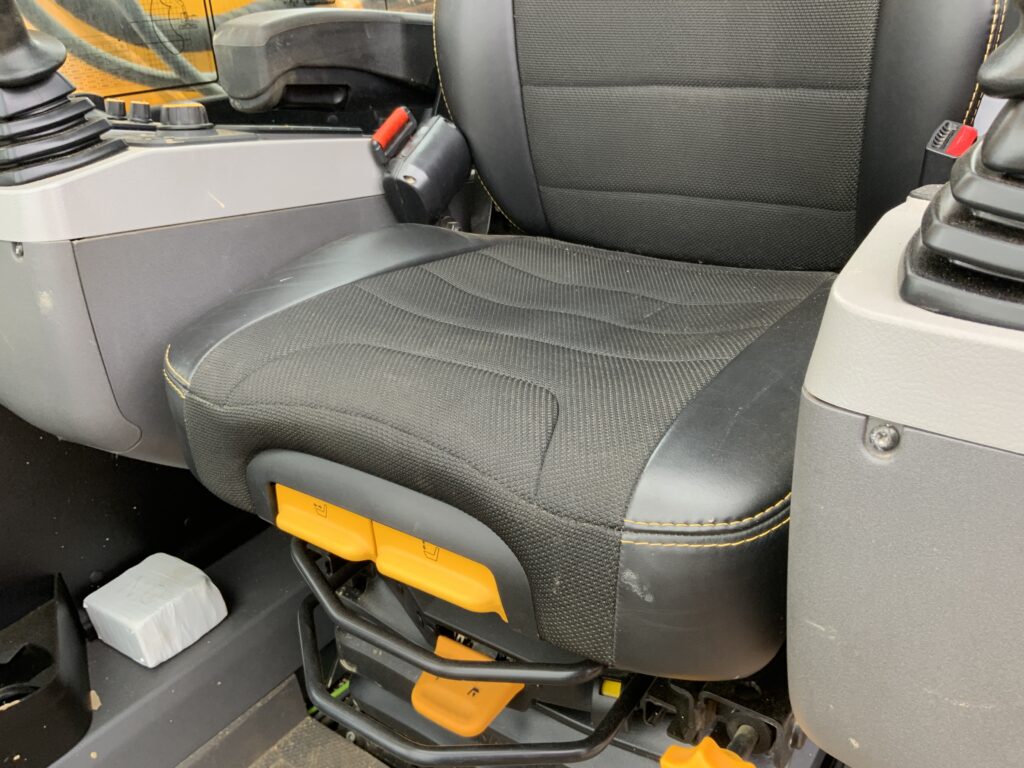 JCB 220X LC Digger (ST26183)