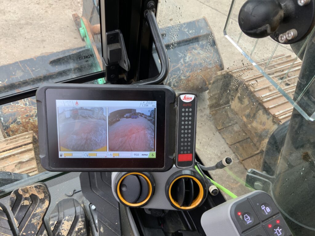 JCB 220X LC Digger (ST26183)