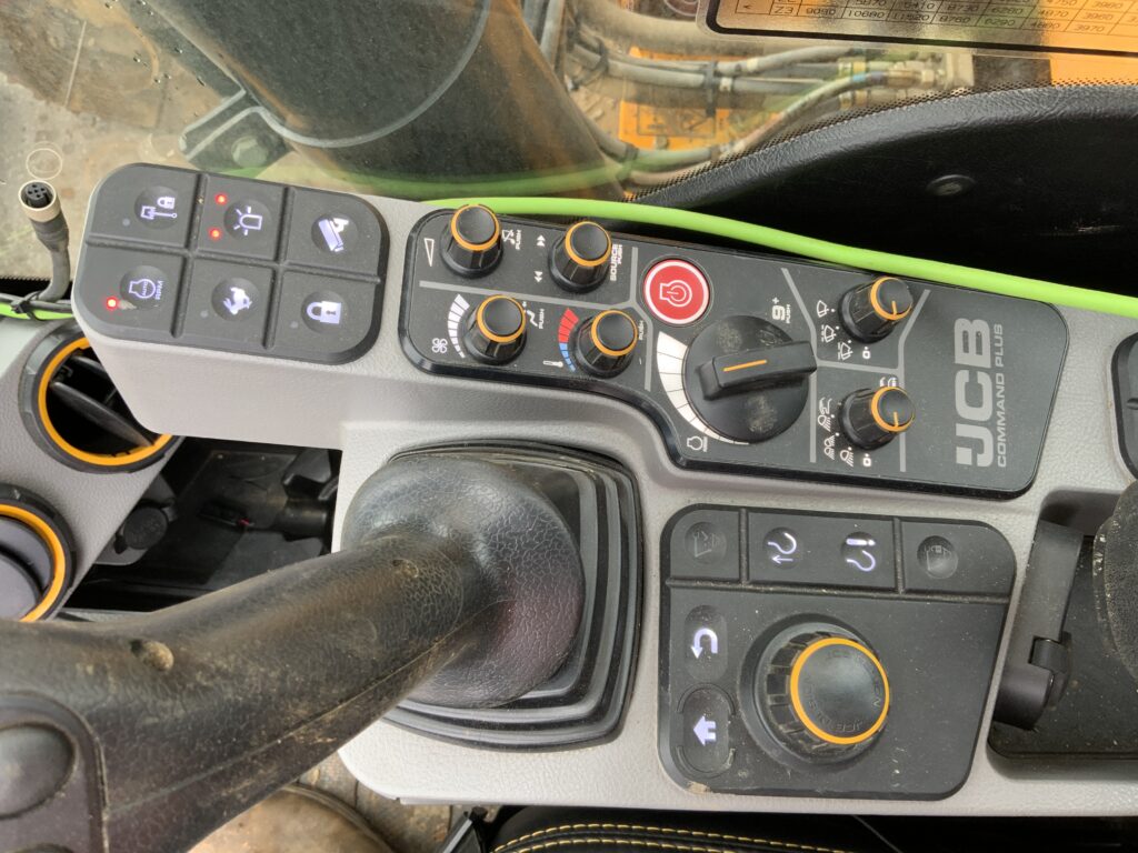 JCB 220X LC Digger (ST26183)