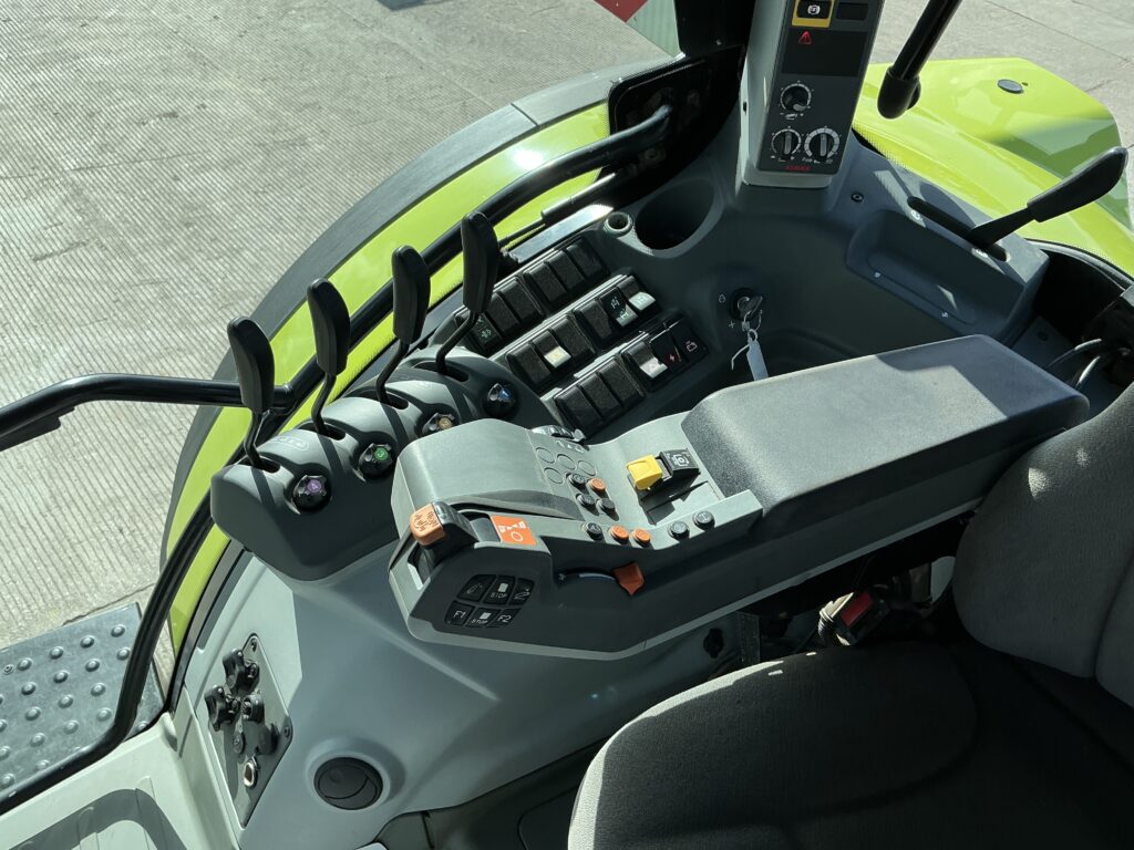 Claas Arion 530 Tractor (ST26101)