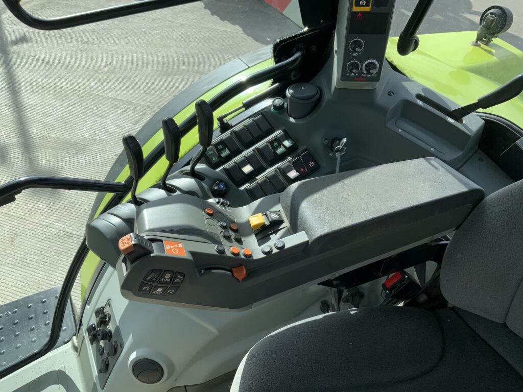 Claas 650 Arion Tractor (ST26239)