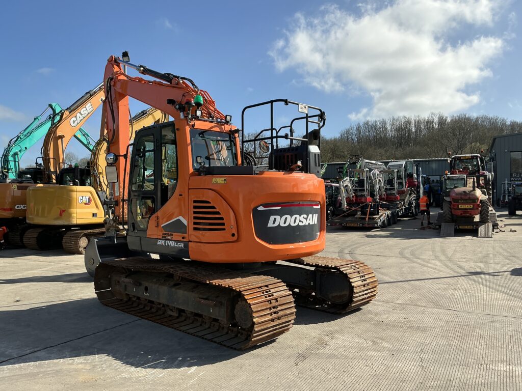 Doosan DX140 LCR-7 Digger (ST25352)