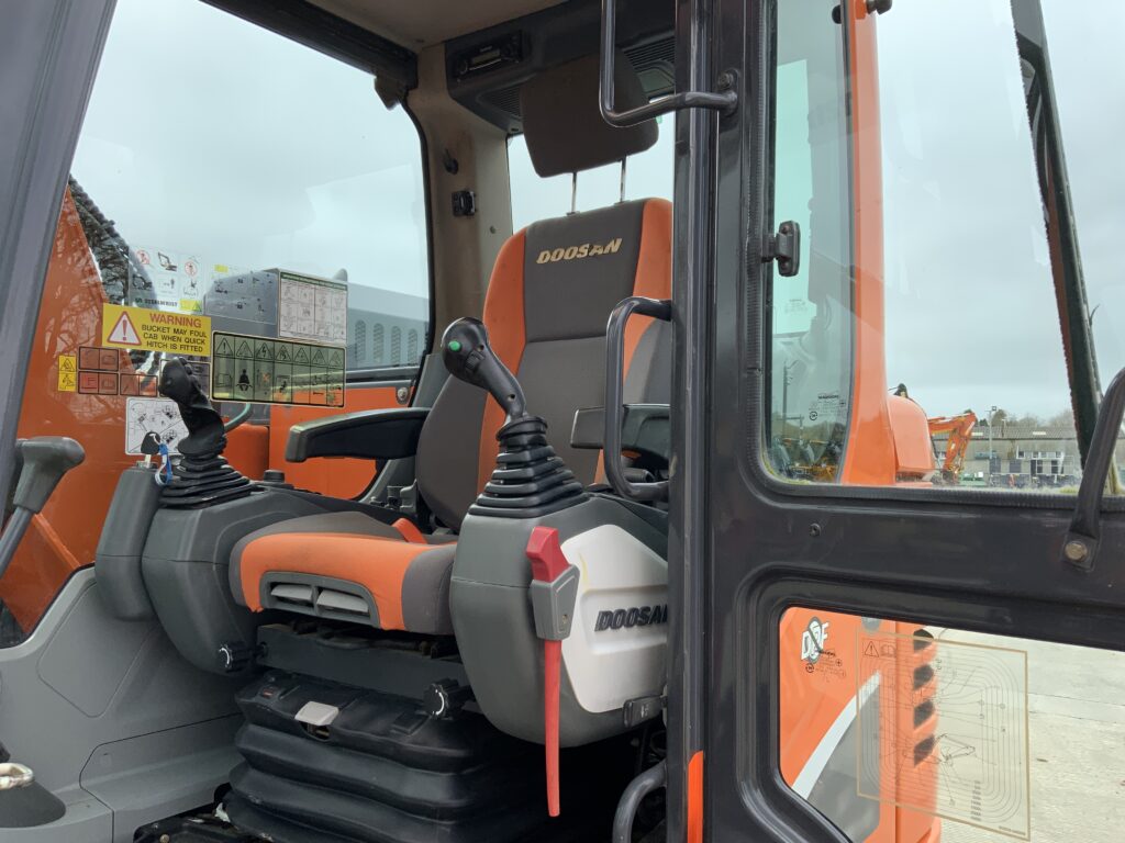 Doosan DX140LCR-5 Digger (ST25037)