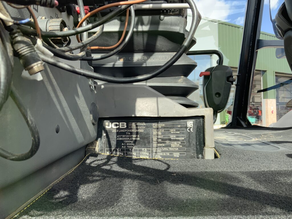 JCB 4220 Fastrac Tractor (ST26097)