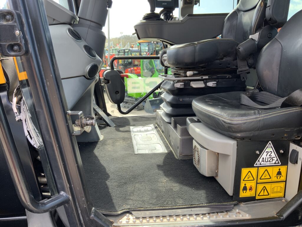 JCB 4220 Fastrac Tractor (ST26097)