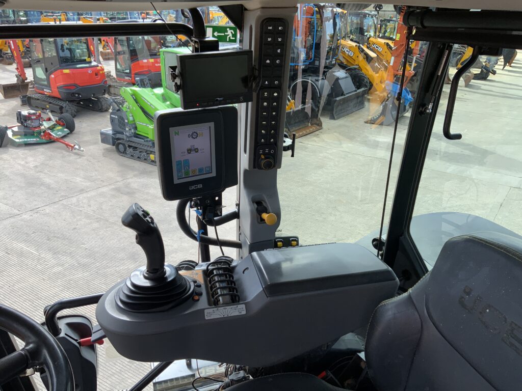 JCB 4220 Fastrac Tractor (ST26097)