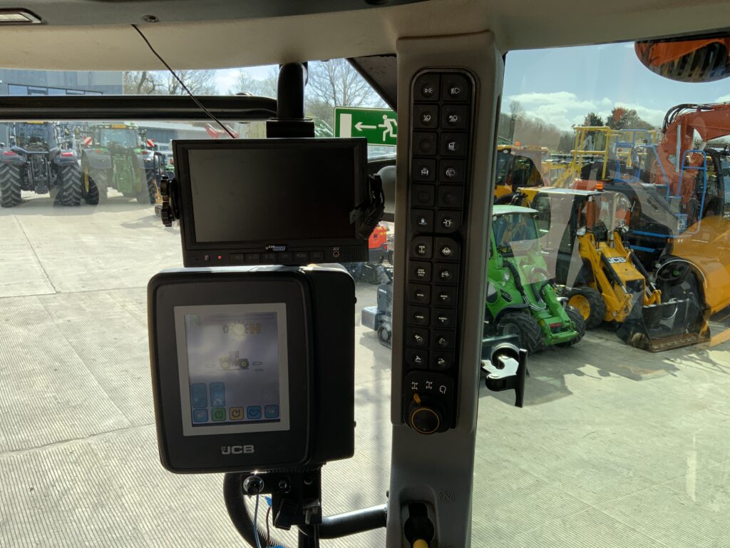 JCB 4220 Fastrac Tractor (ST26097)