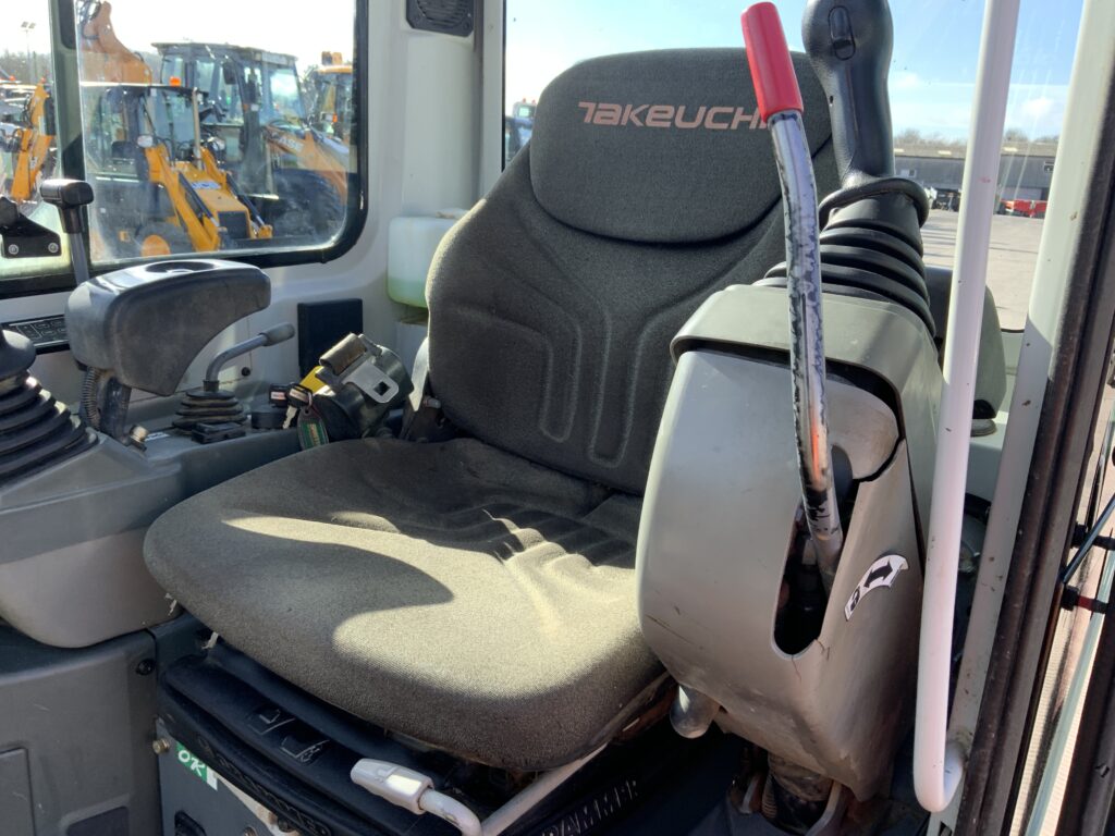 Takeuchi TB225 Cabbed Digger (ST25937)