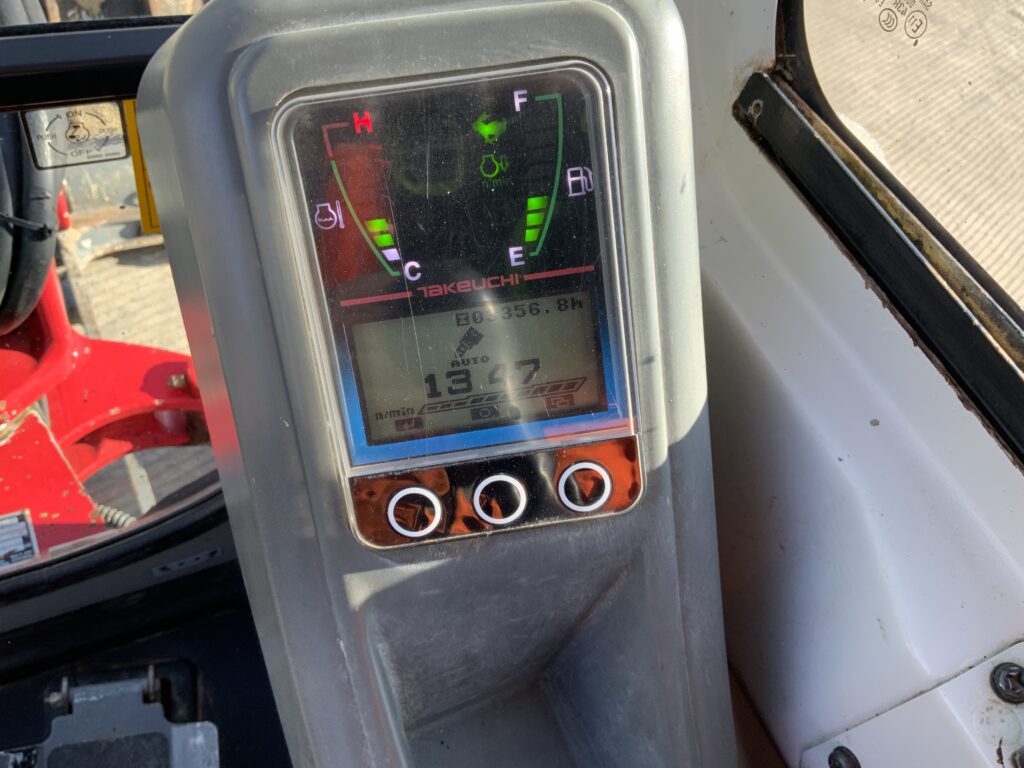 Takeuchi TB225 Cabbed Digger (ST25937)