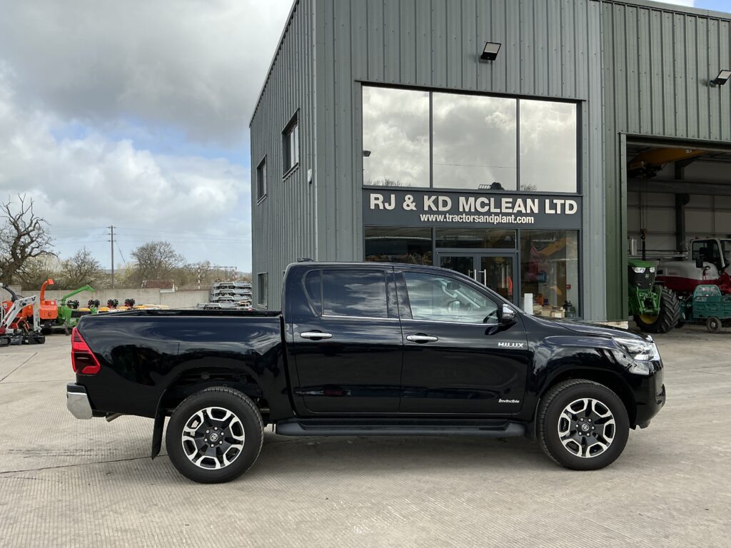 Toyota Hilux Invincible Double Cab Pickup (ST24353)
