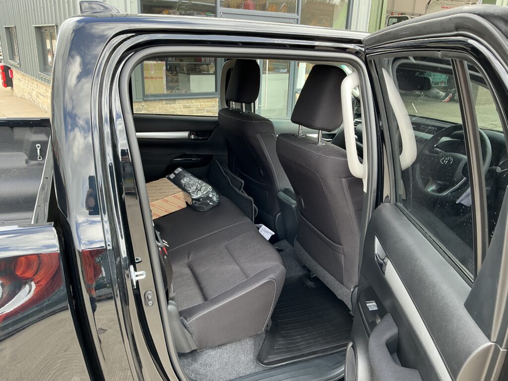 Toyota Hilux Invincible Double Cab Pickup (ST24353)