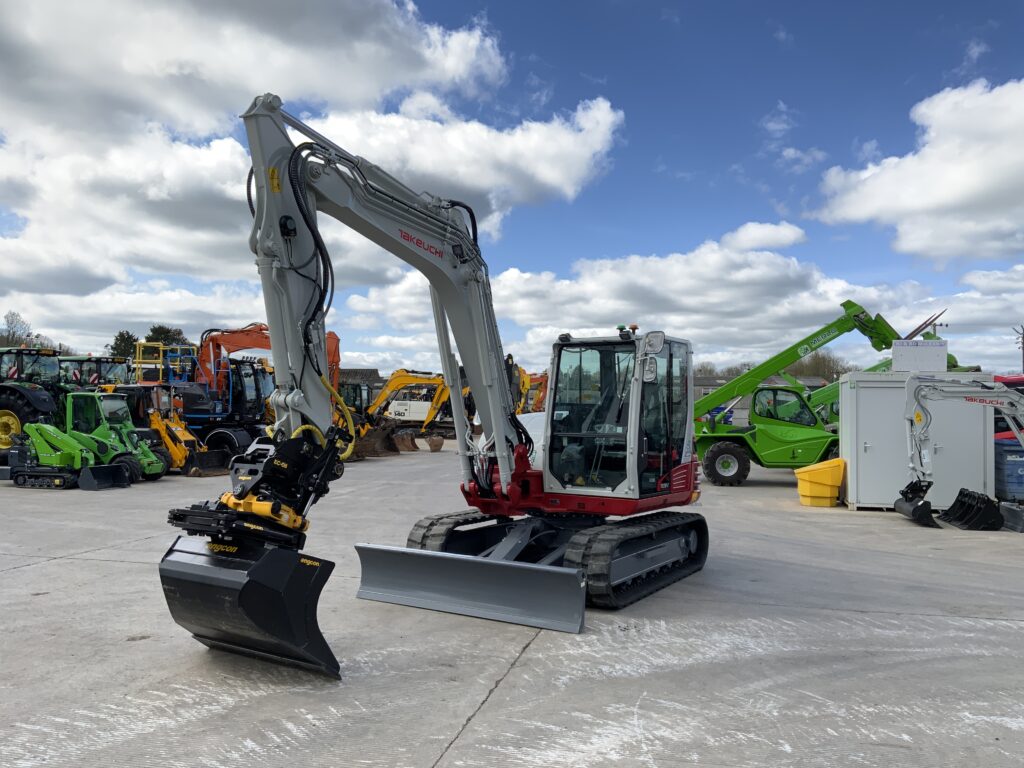 New Unuesd Takeuchi TB290-2 & Engcon Tilt Rotator