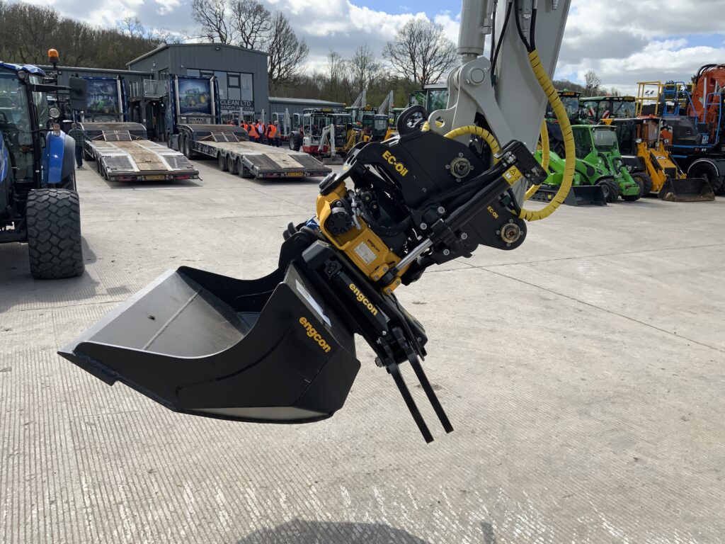 New Unuesd Takeuchi TB290-2 & Engcon Tilt Rotator