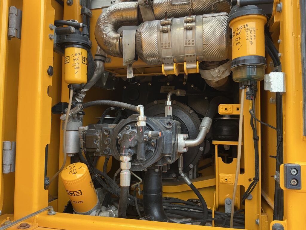 JCB 220XLC Digger (ST26186)