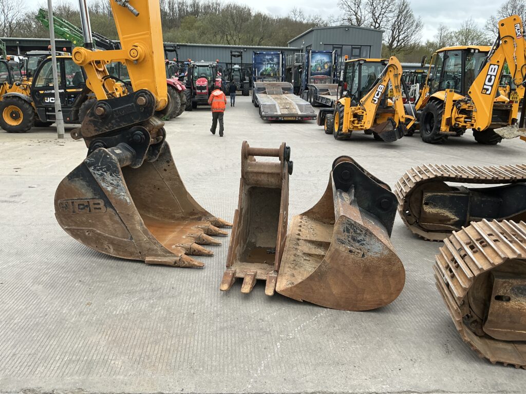 JCB 220XLC Digger (ST26186)