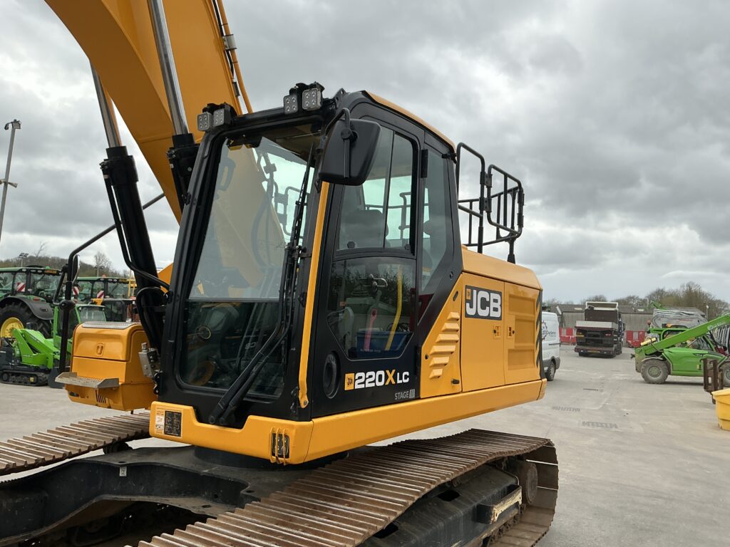 JCB 220XLC Digger (ST26186)