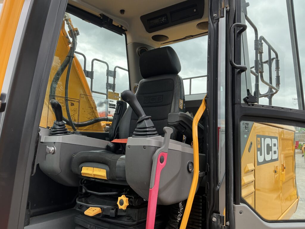 JCB 220XLC Digger (ST26186)