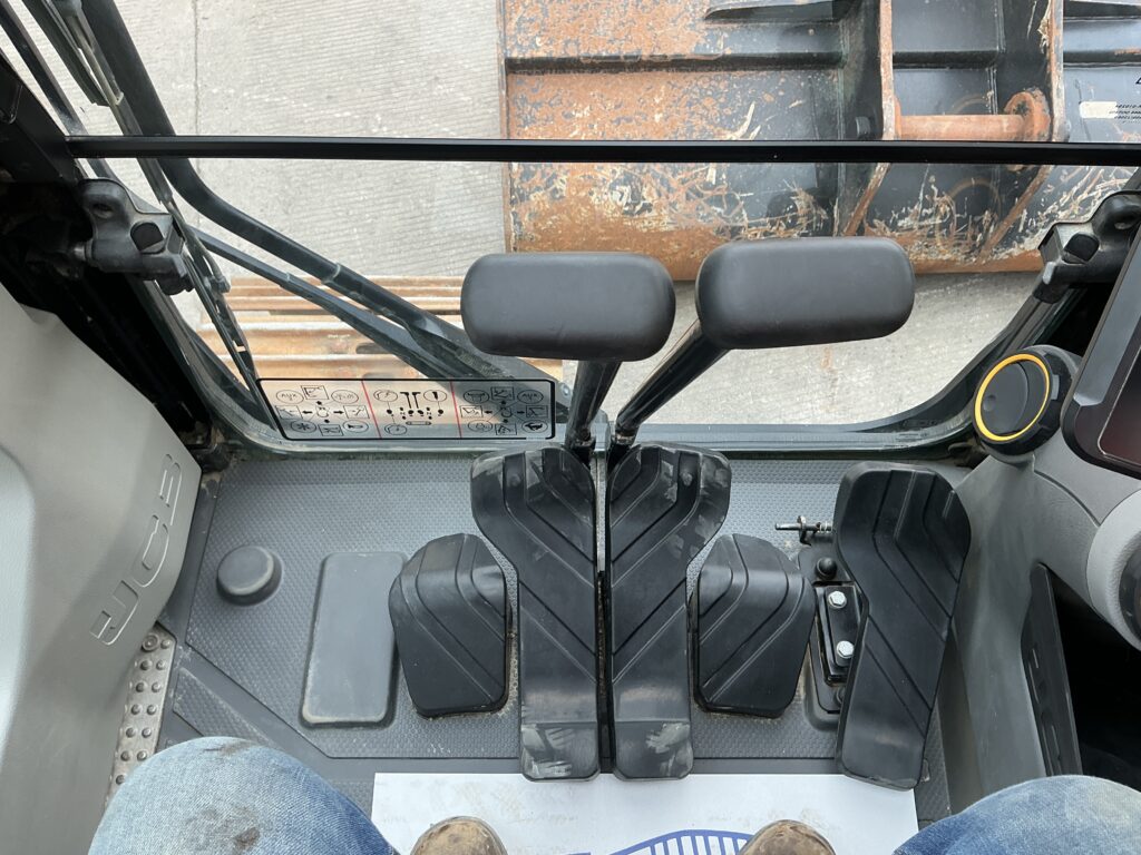 JCB 220XLC Digger (ST26186)