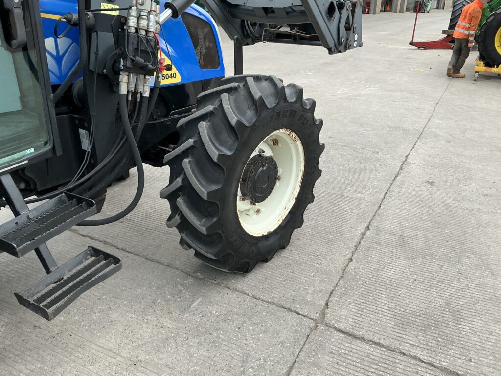 New Holland T5040 Tractor (ST25992)