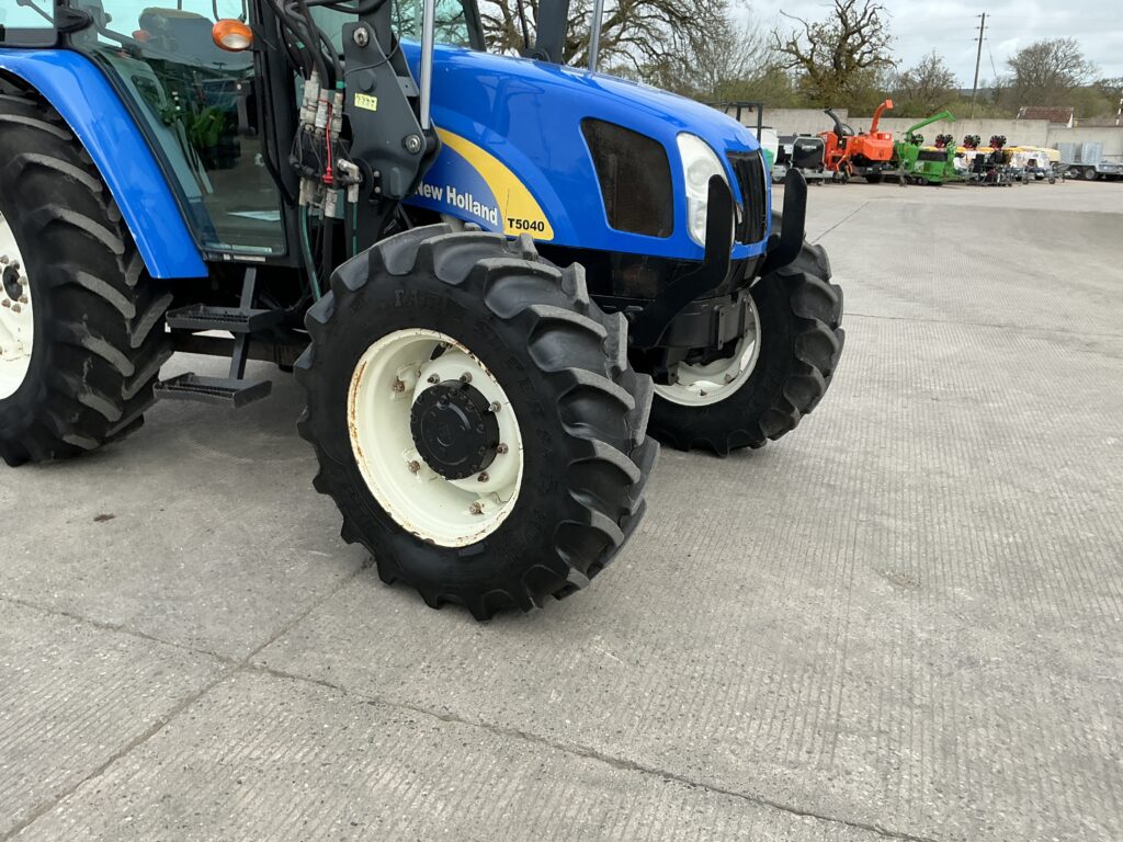 New Holland T5040 Tractor (ST25992)