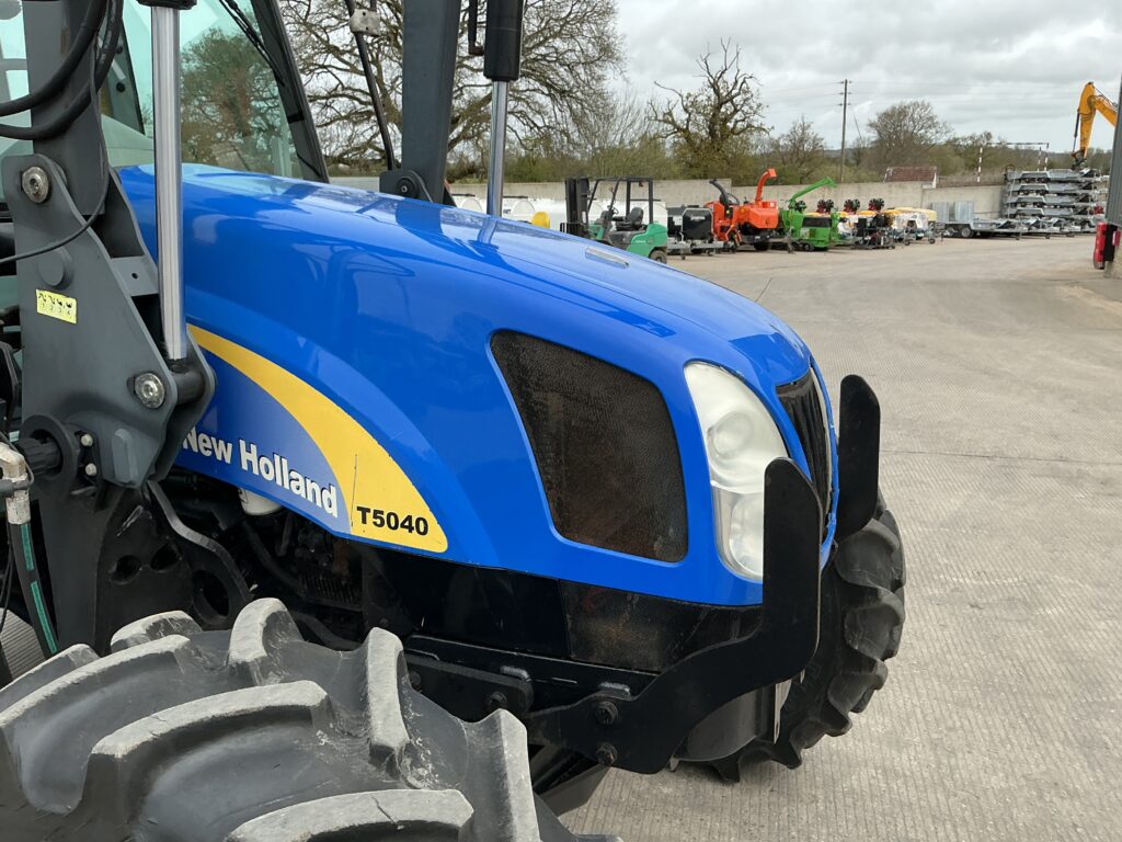 New Holland T5040 Tractor (ST25992)